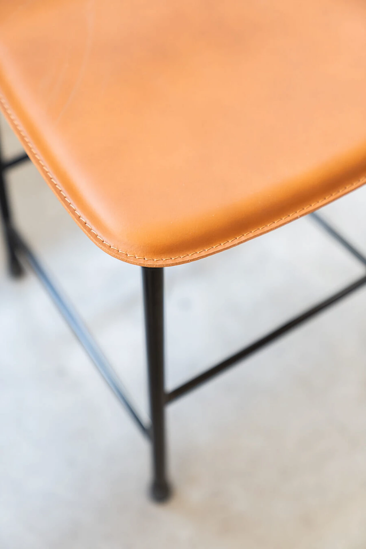 6 Chairs in painted anodised aluminium with leather seat by Ycami, 80s 1386282