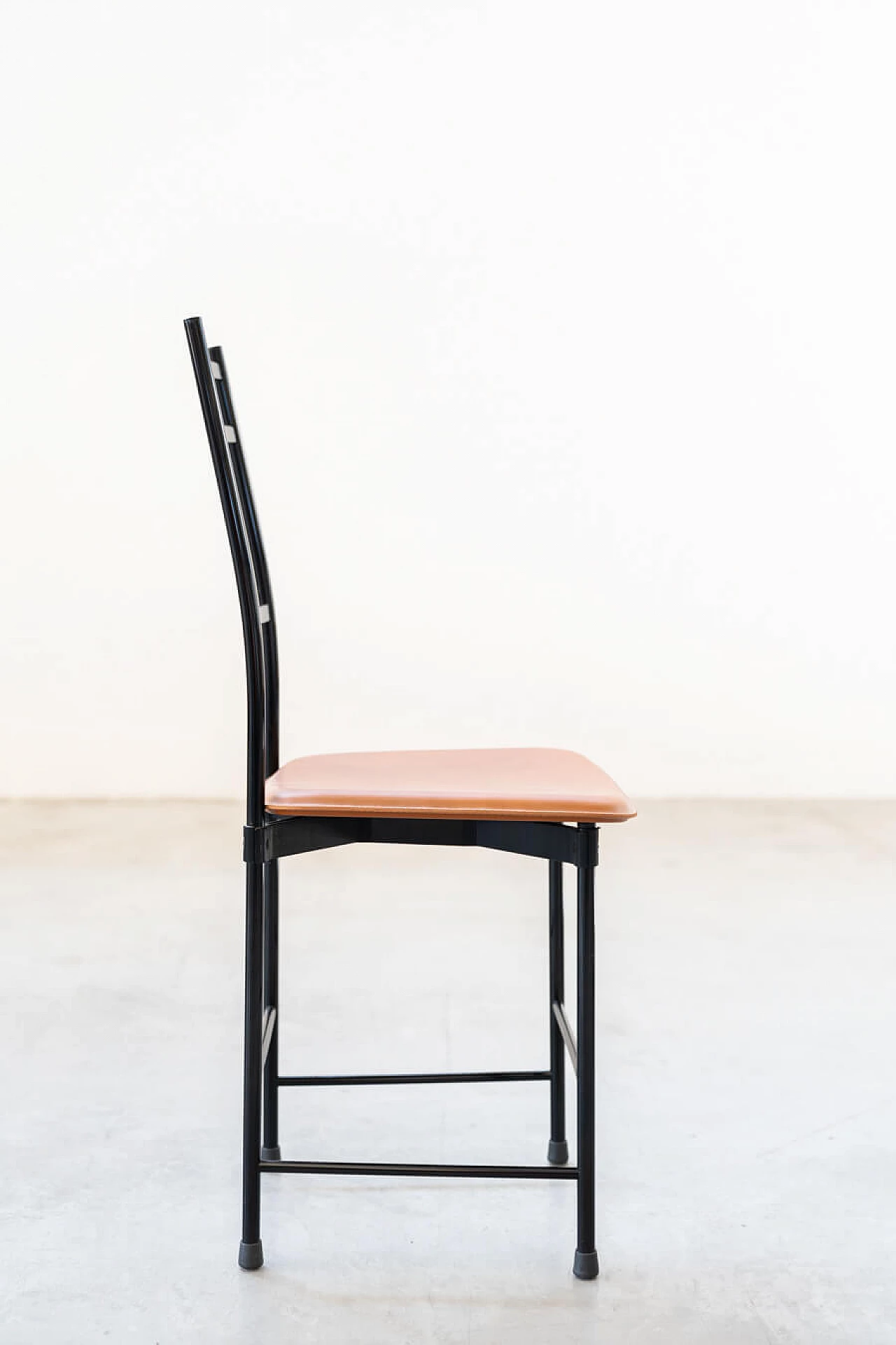 6 Chairs in painted anodised aluminium with leather seat by Ycami, 80s 1386284