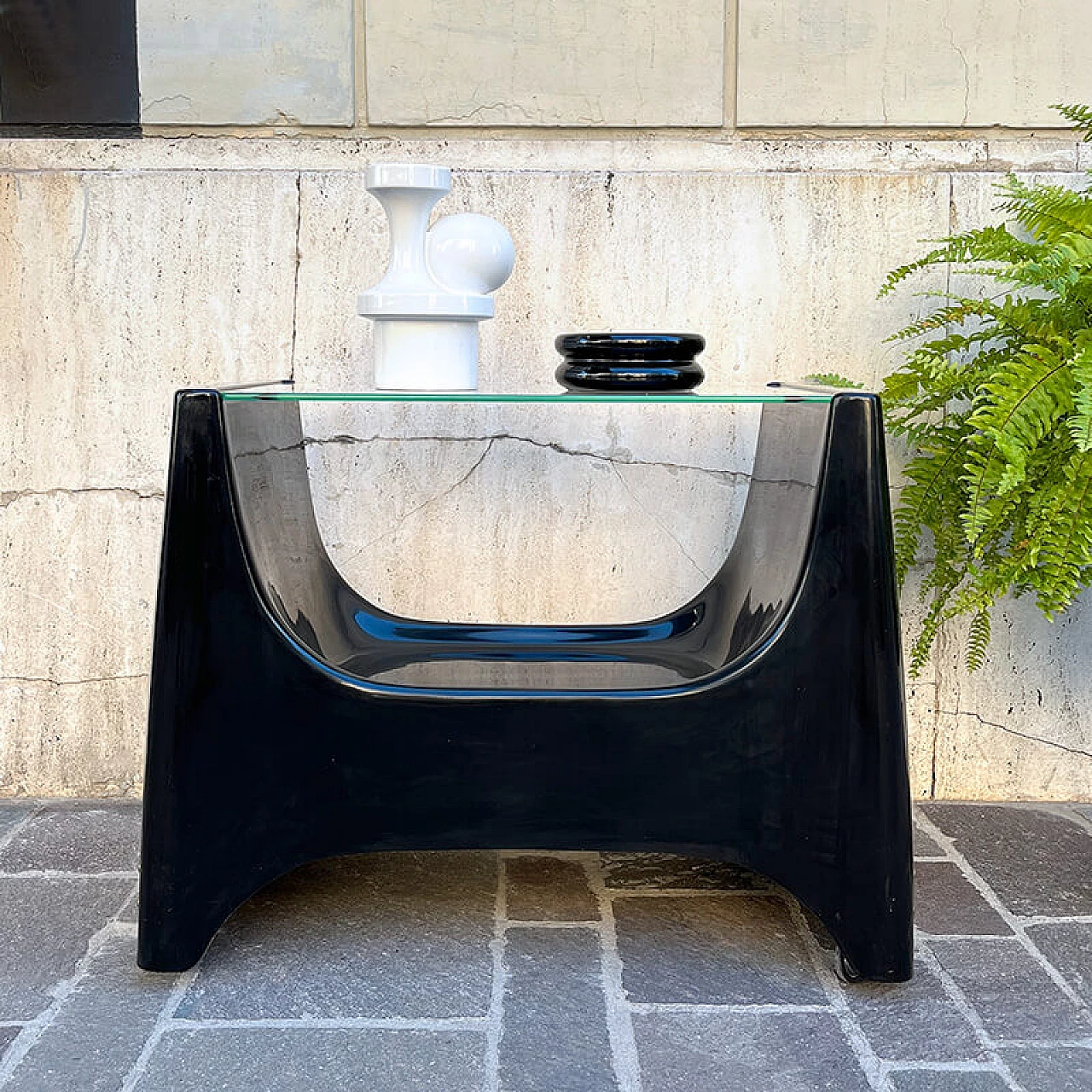 Carrello porta TV in vetroresina nera con piano in vetro, anni '70 2