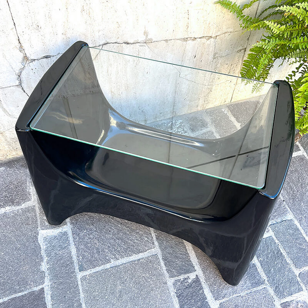 Carrello porta TV in vetroresina nera con piano in vetro, anni '70 3