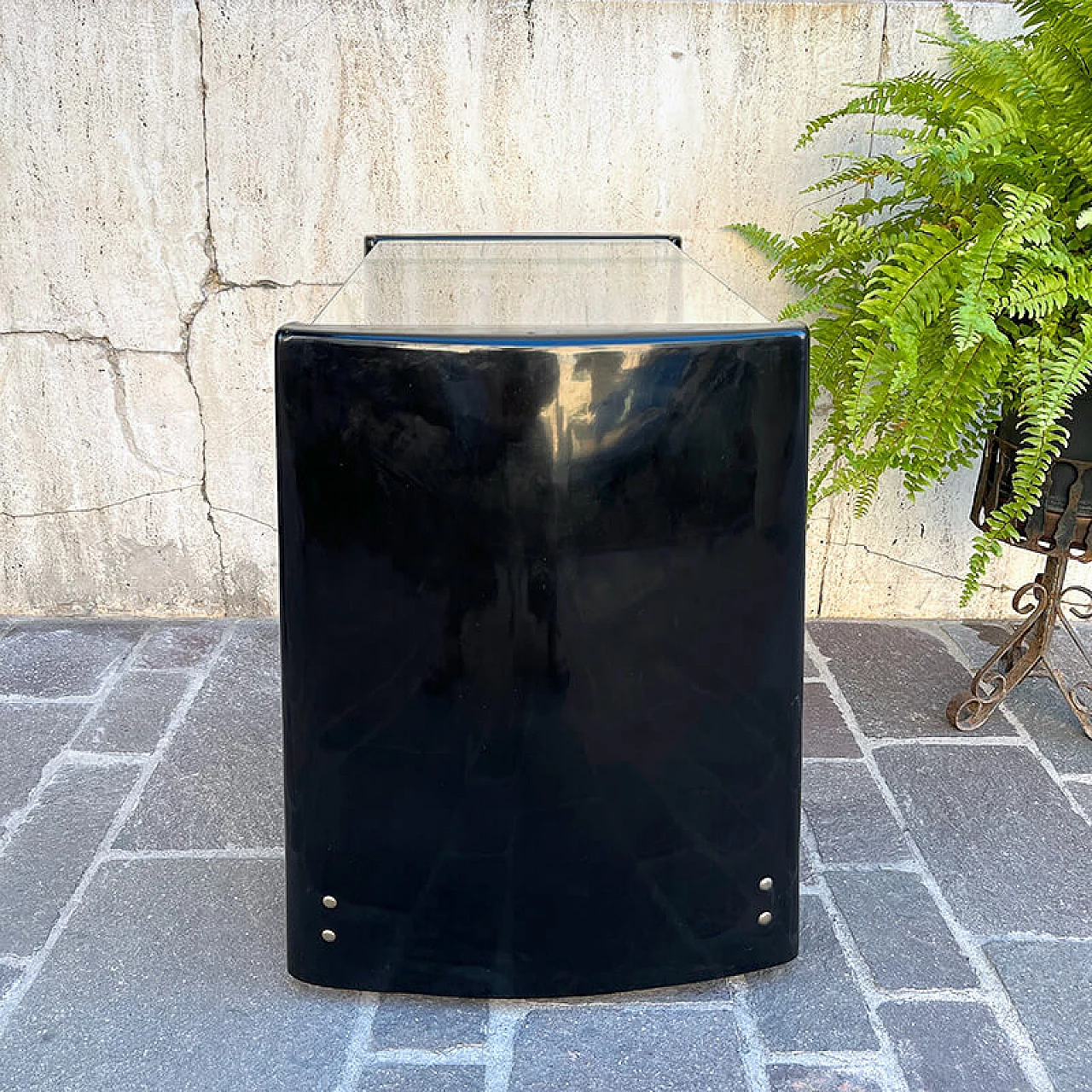 Carrello porta TV in vetroresina nera con piano in vetro, anni '70 4
