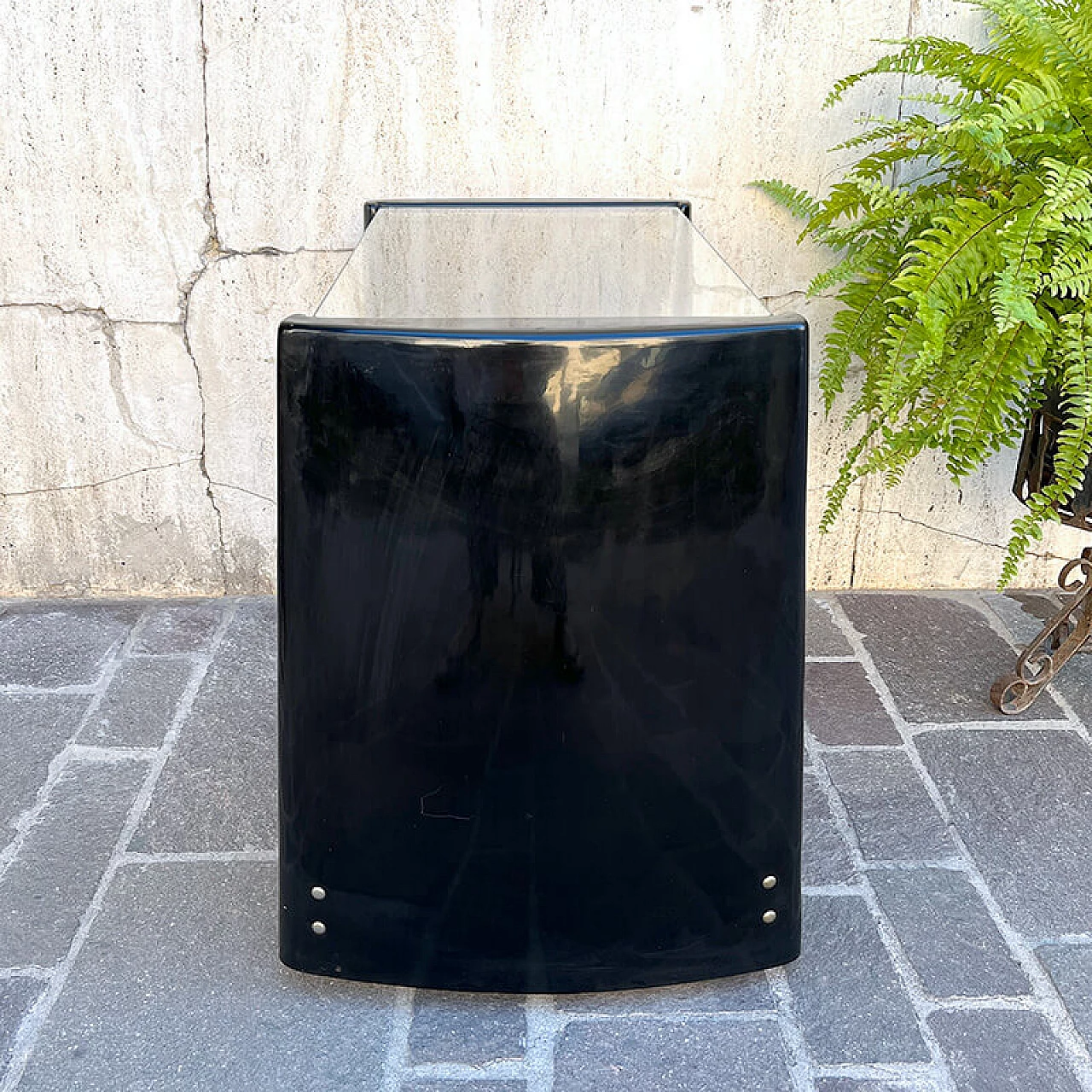 Carrello porta TV in vetroresina nera con piano in vetro, anni '70 7