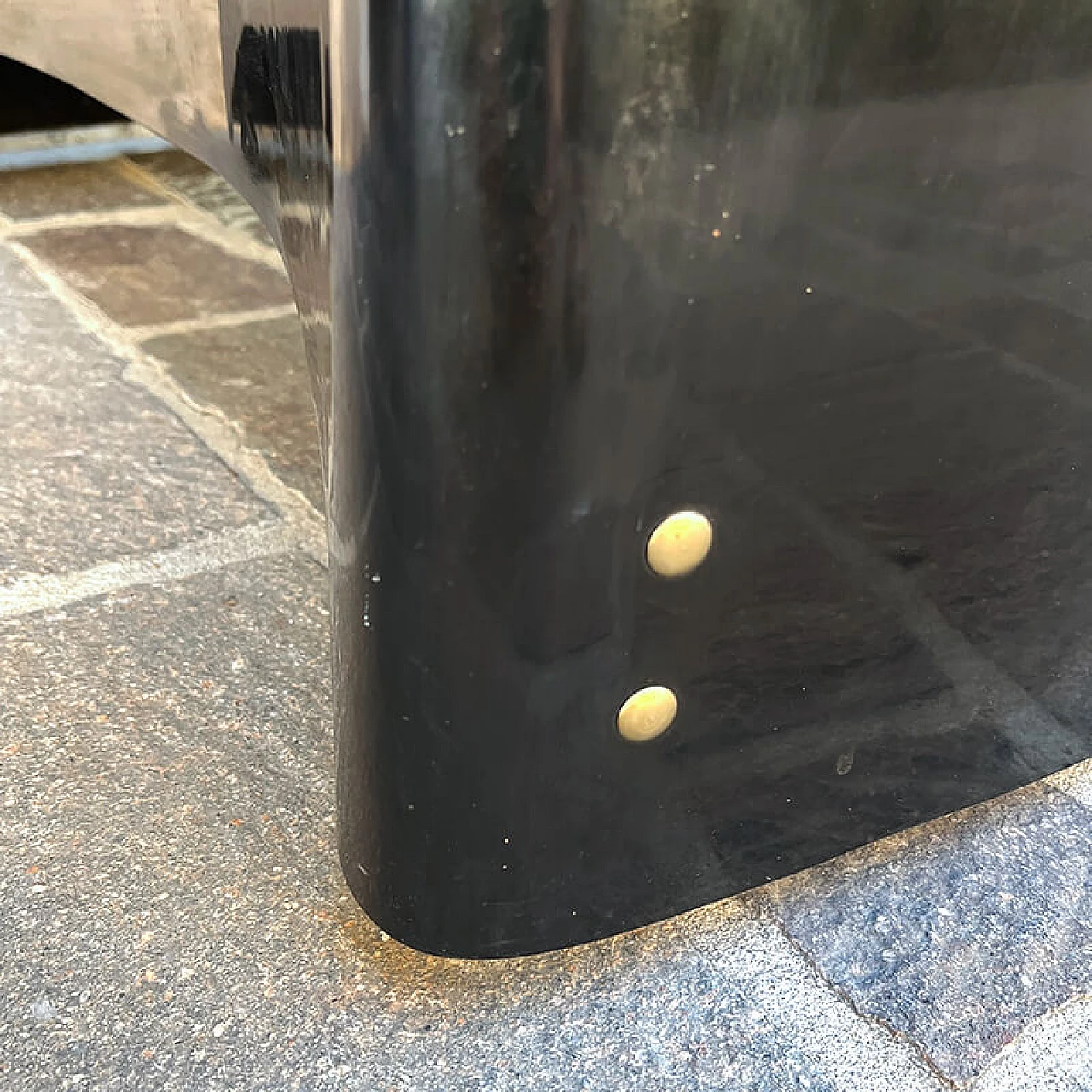 Carrello porta TV in vetroresina nera con piano in vetro, anni '70 8