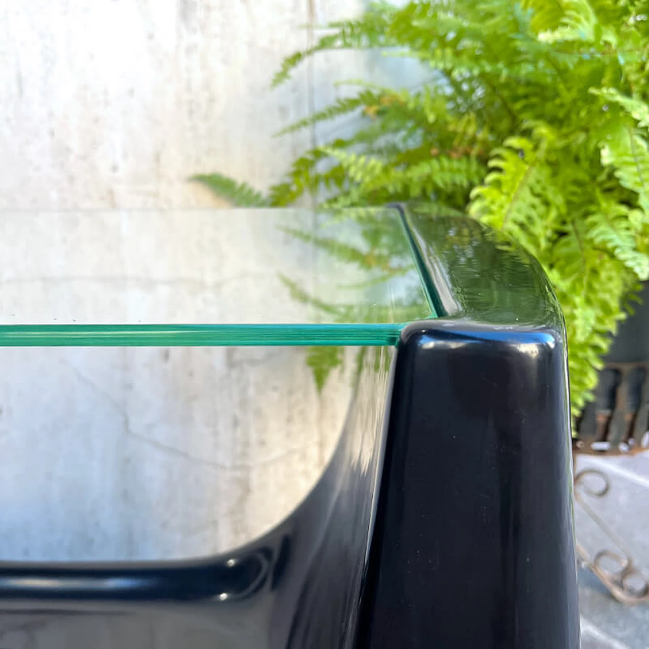 Carrello porta TV in vetroresina nera con piano in vetro, anni '70 9