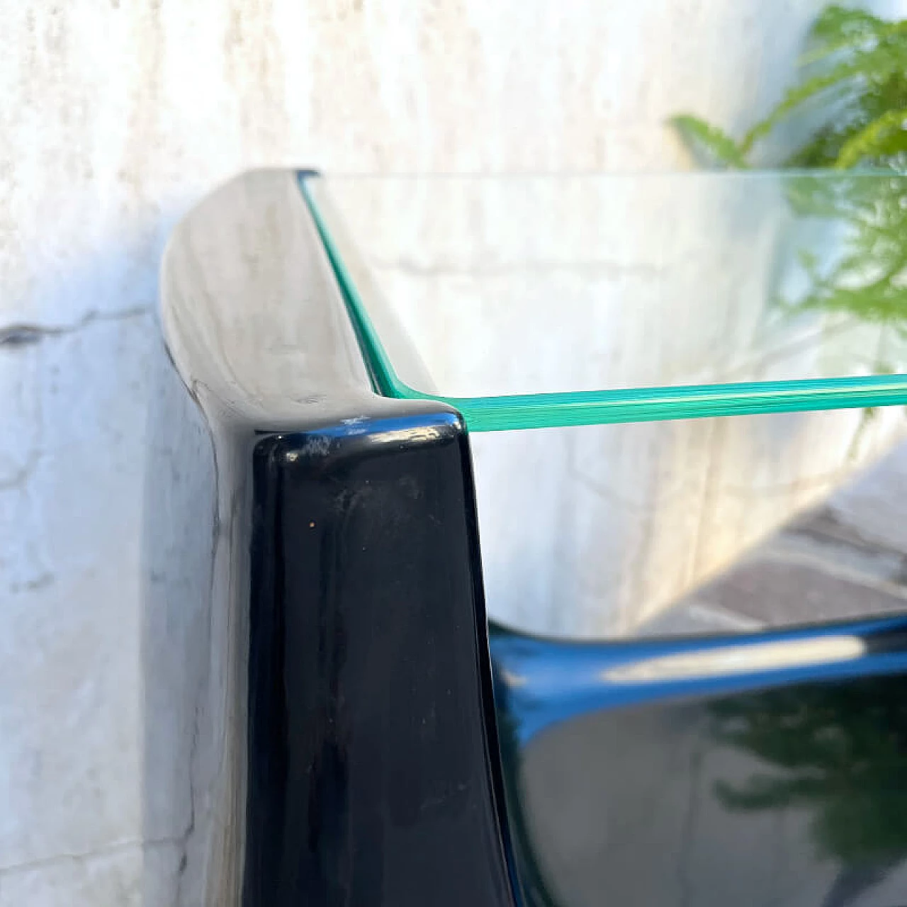 Carrello porta TV in vetroresina nera con piano in vetro, anni '70 10