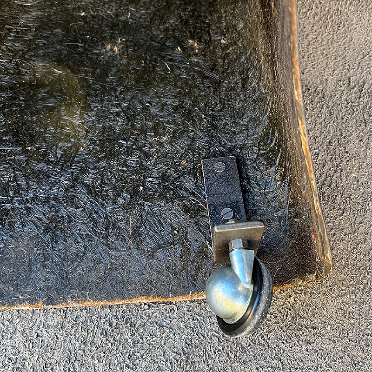 Carrello porta TV in vetroresina nera con piano in vetro, anni '70 12