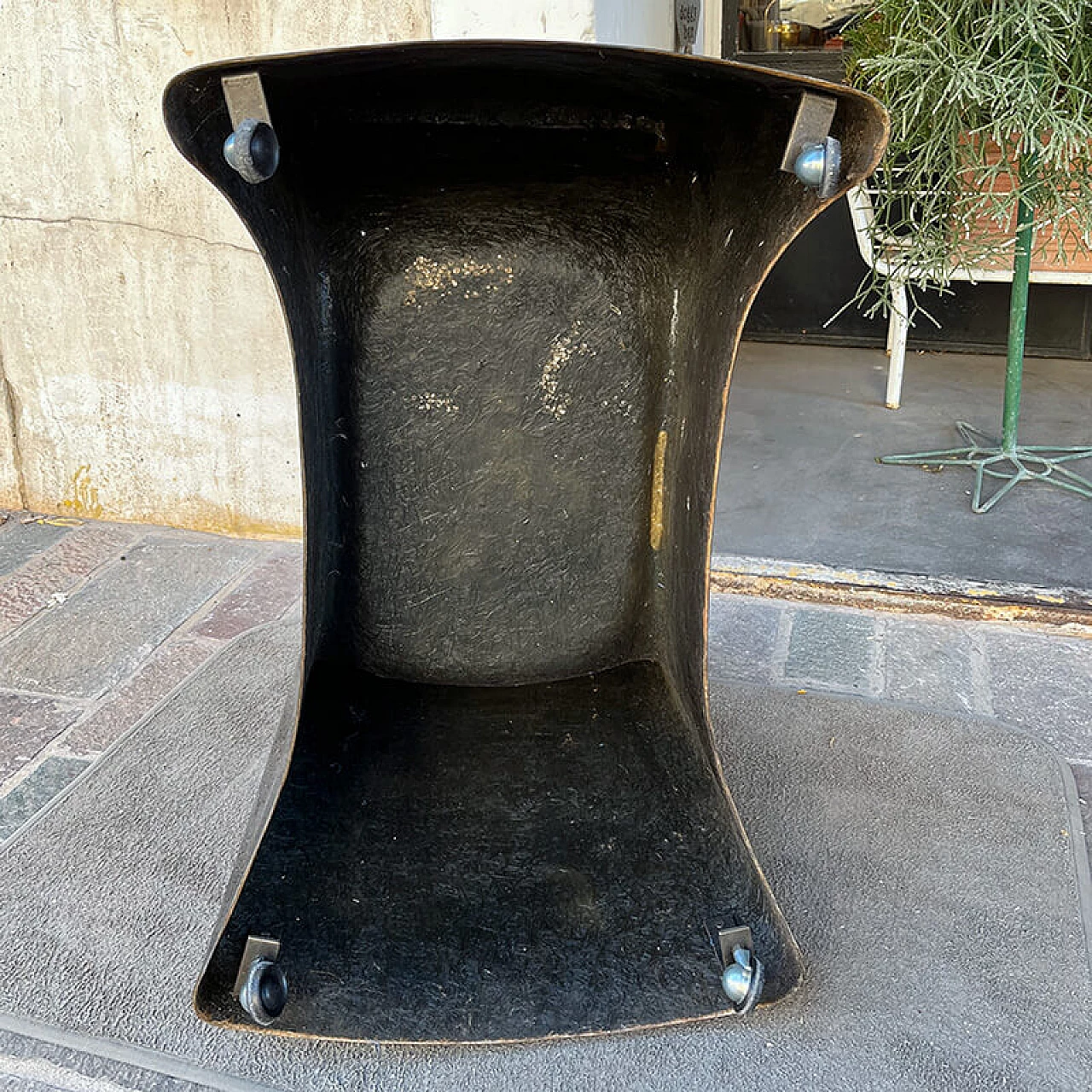 Carrello porta TV in vetroresina nera con piano in vetro, anni '70 13