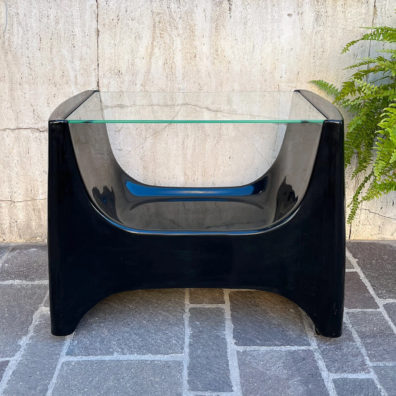 Carrello porta TV in vetroresina nera con piano in vetro, anni '70 14