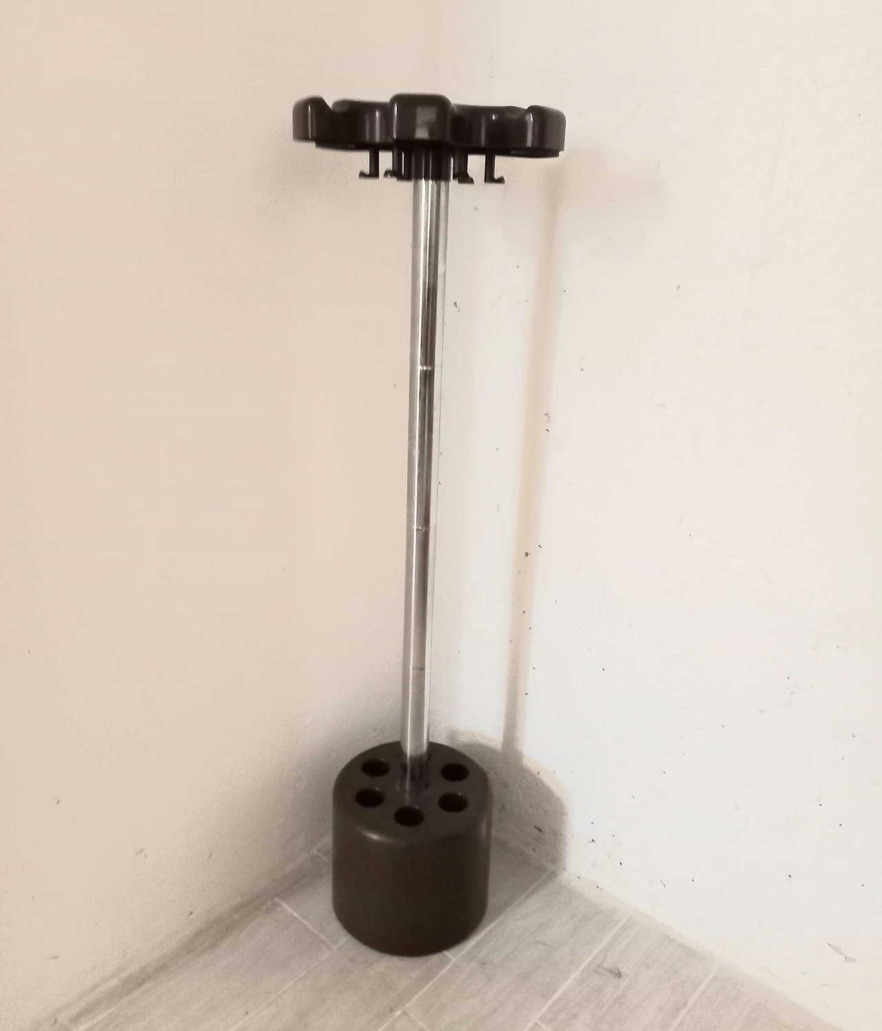 Appendiabiti da terra Vip di Lucci e Orlandini per Velca, anni '70 1