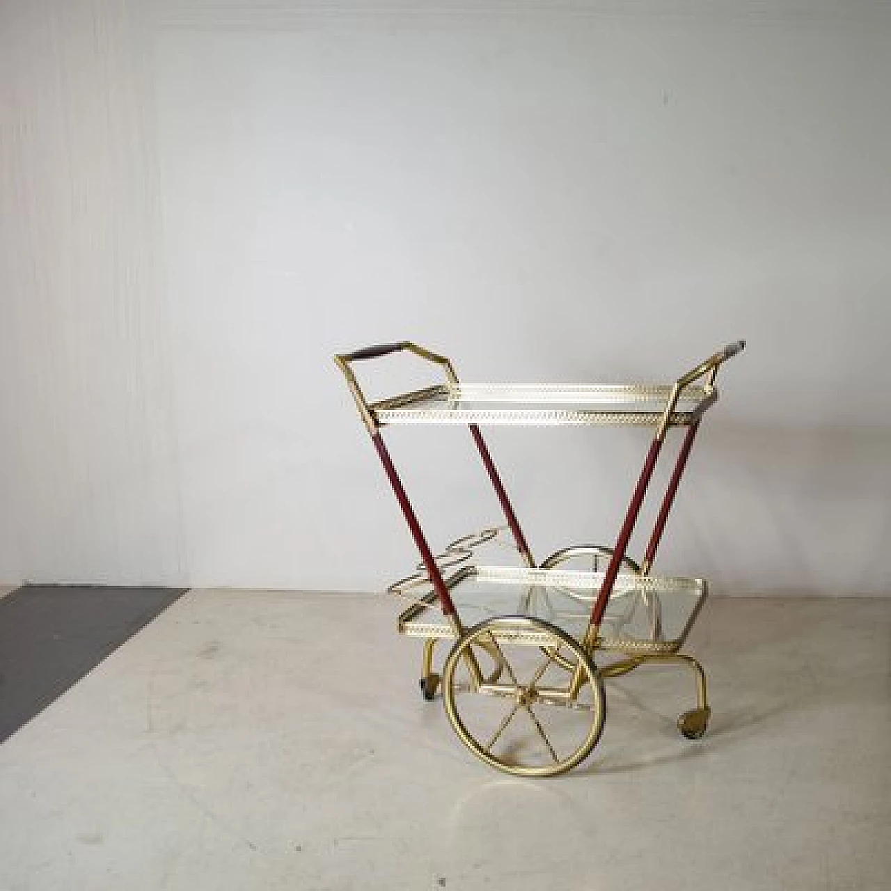Carrello bar in ottone e ciliegio con ripiani in vetro, anni '50 3