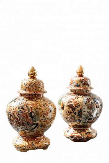 Coppia di vasi cinesi in ceramica decorati a mano di Royal Satsuma, anni '60