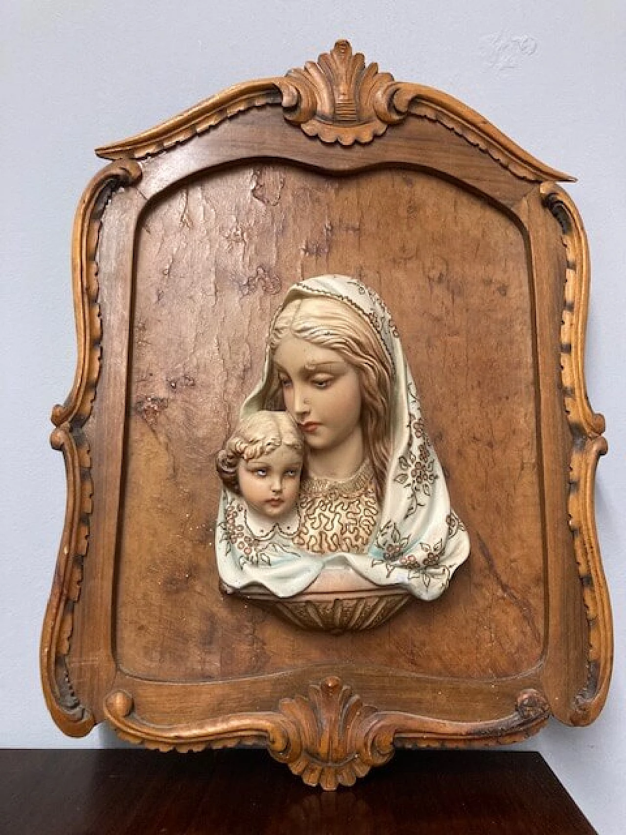 Painted majolica capoletto depicting Madonna and Child in walnut frame, 1950s 1