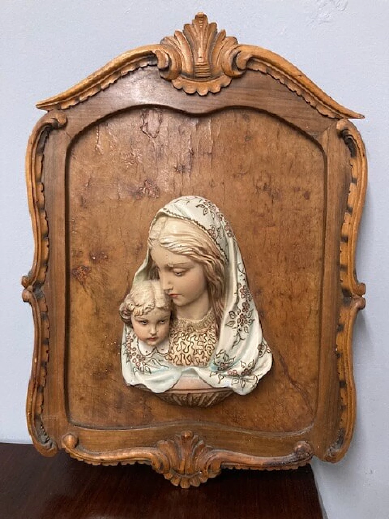 Capoletto in maiolica dipinta raffigurante Madonna con Bambino in cornice di noce, anni '50 2