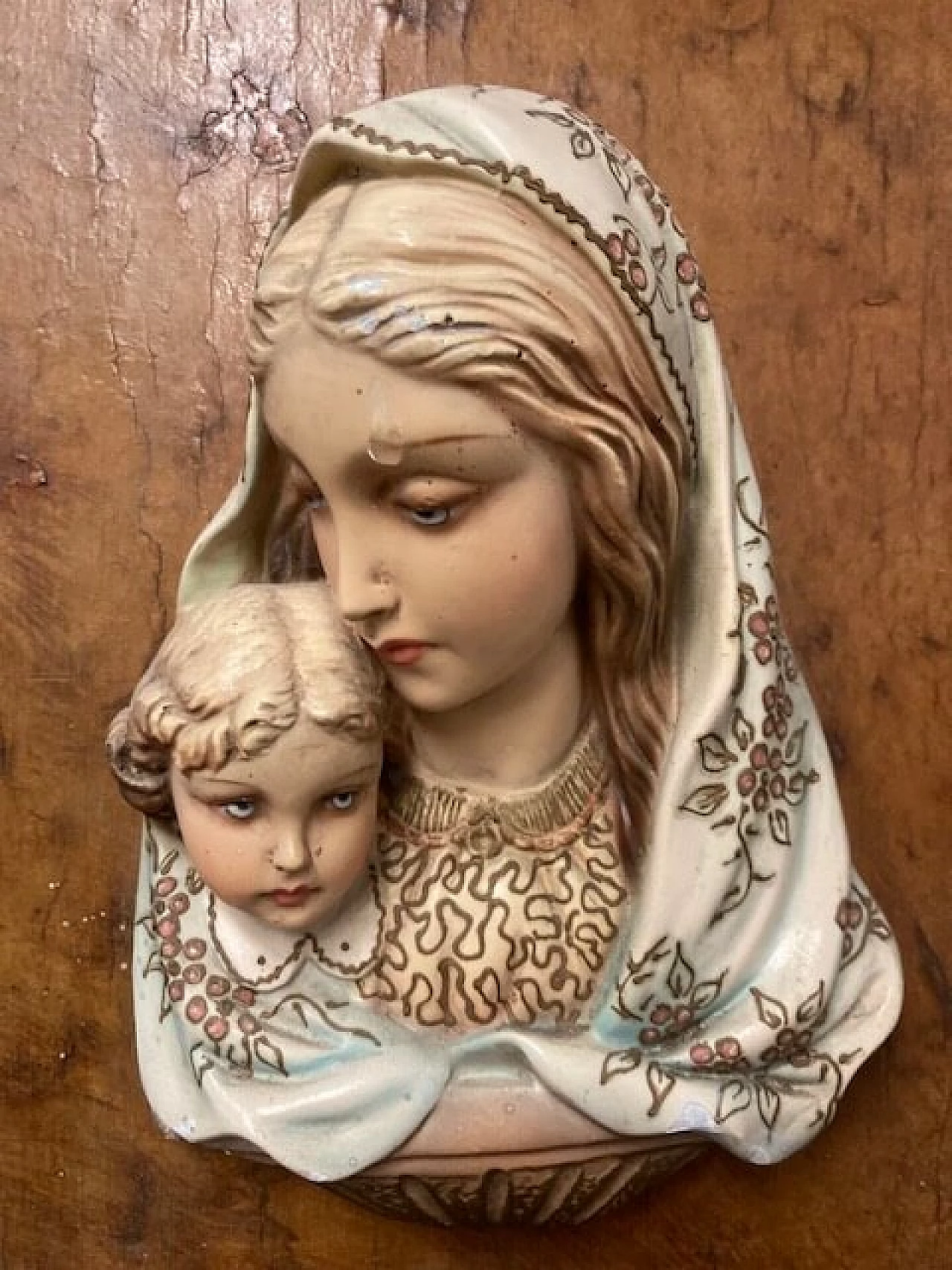 Capoletto in maiolica dipinta raffigurante Madonna con Bambino in cornice di noce, anni '50 3