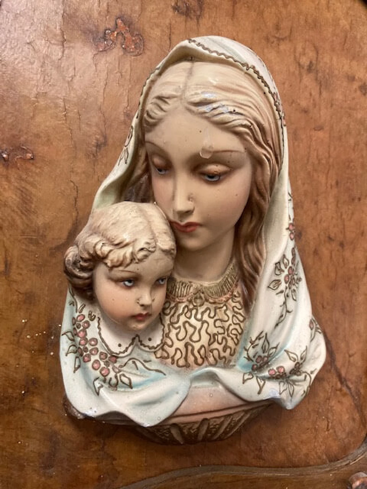 Capoletto in maiolica dipinta raffigurante Madonna con Bambino in cornice di noce, anni '50 4