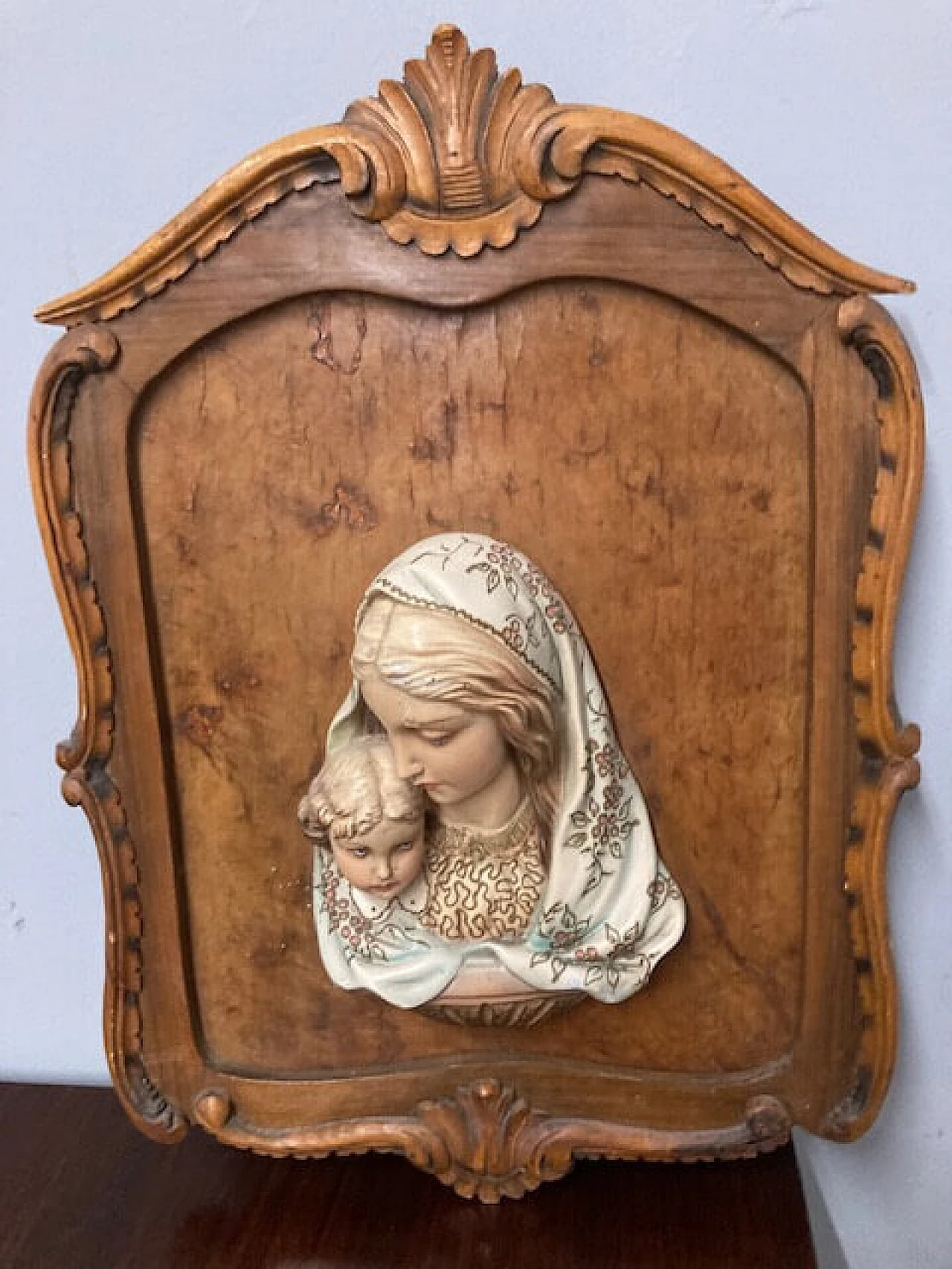 Painted majolica capoletto depicting Madonna and Child in walnut frame, 1950s 5