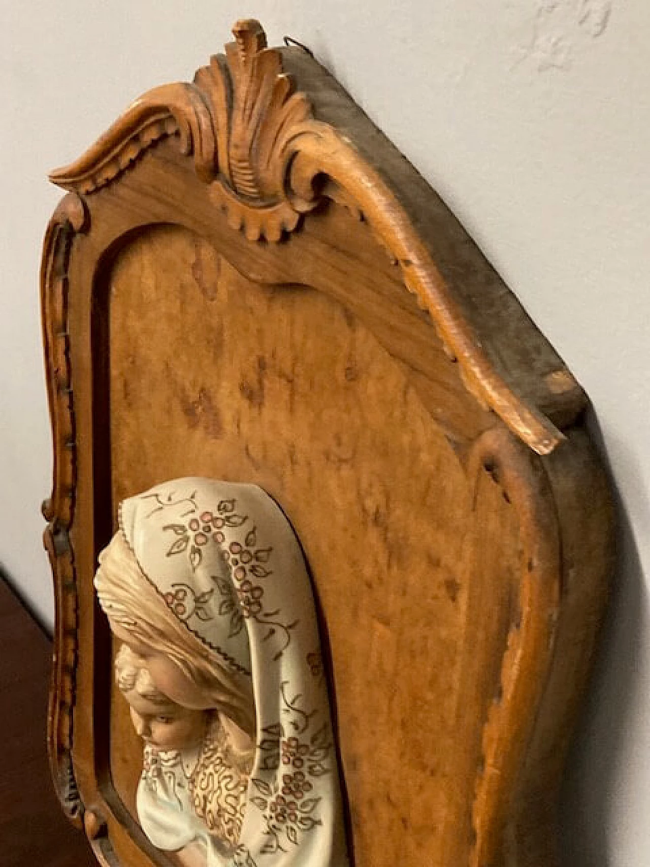 Painted majolica capoletto depicting Madonna and Child in walnut frame, 1950s 6
