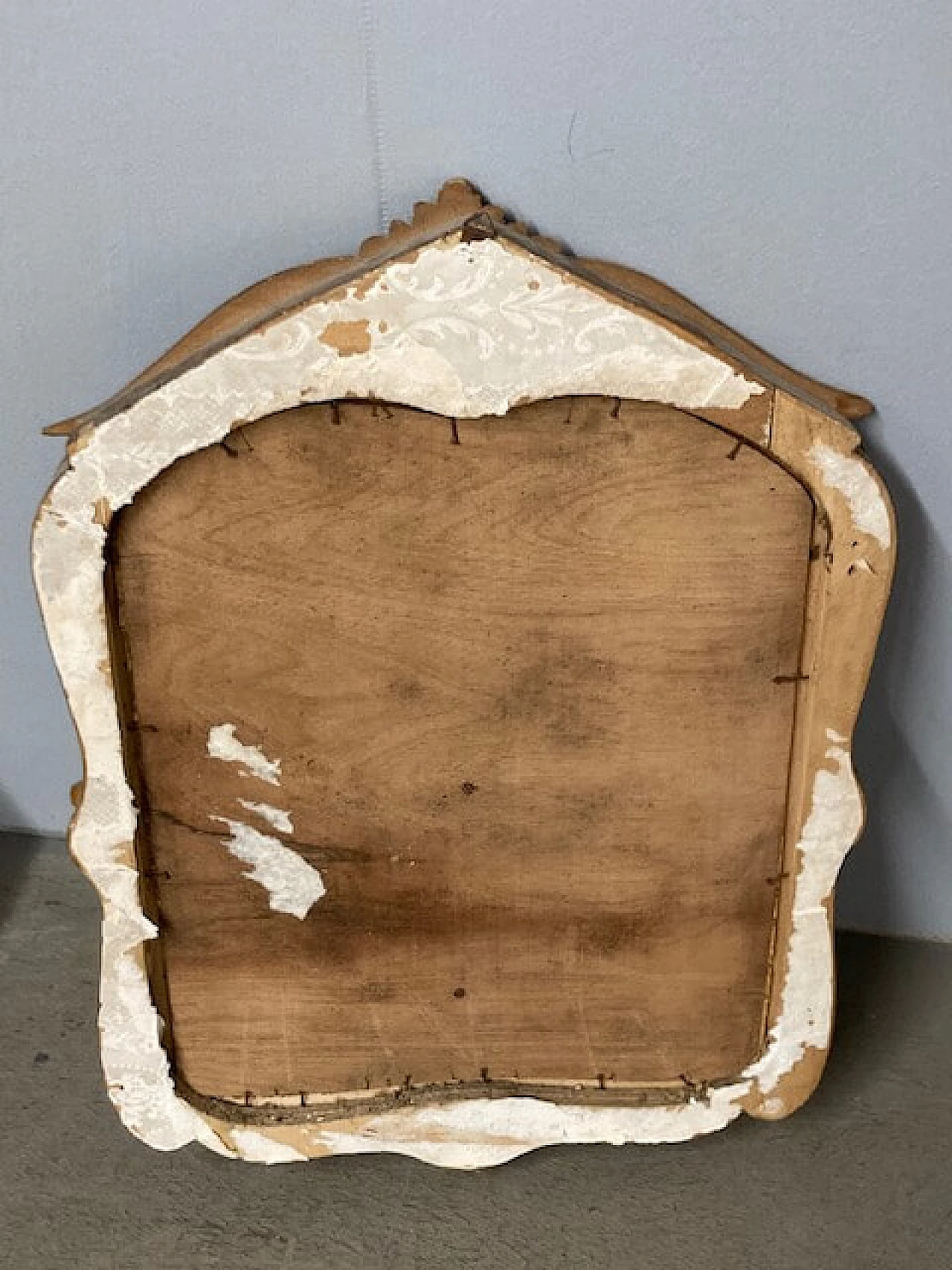 Capoletto in maiolica dipinta raffigurante Madonna con Bambino in cornice di noce, anni '50 7