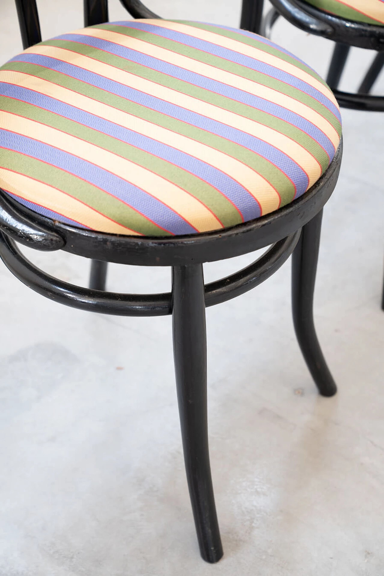 4 sedie nere Thonet con seduta in tessuto, anni '50 1374065