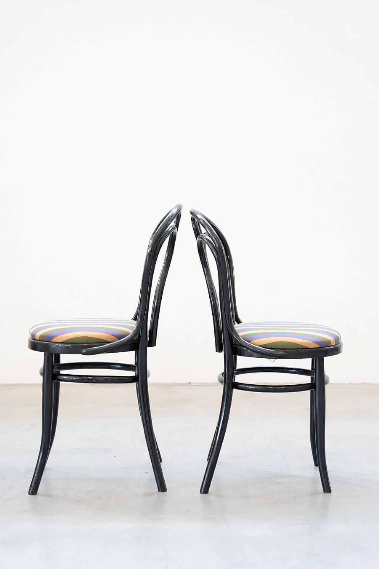 4 sedie nere Thonet con seduta in tessuto, anni '50 1374071