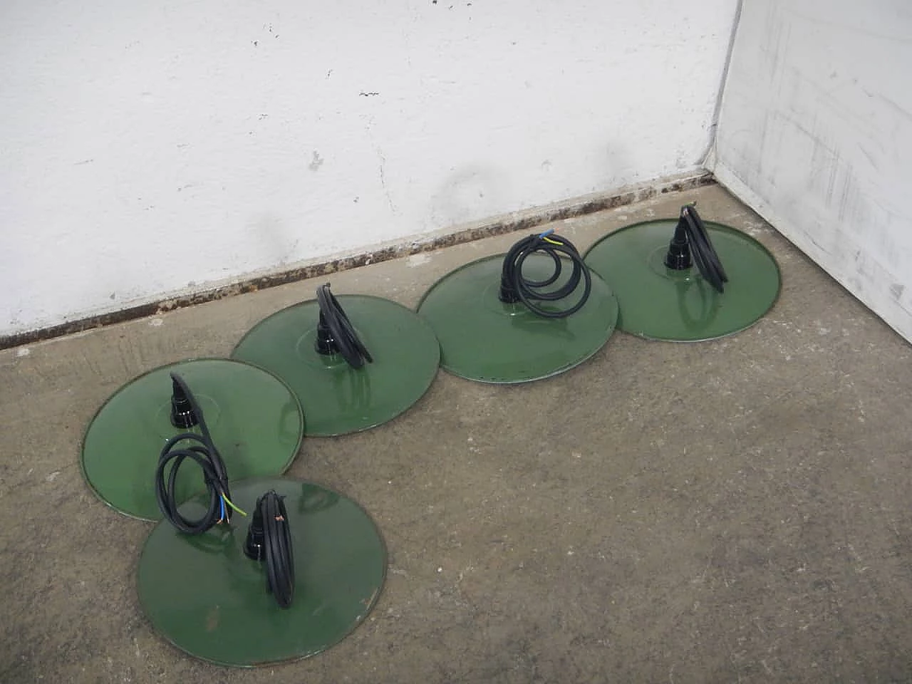 Green metal disc ceiling lamp, 1940s 11