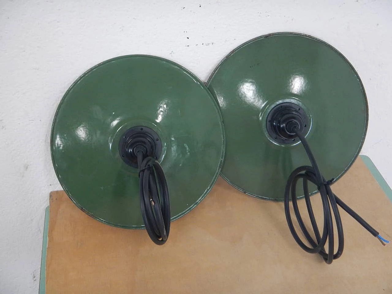 Coppia di lampadari in metallo verde, anni '40 7