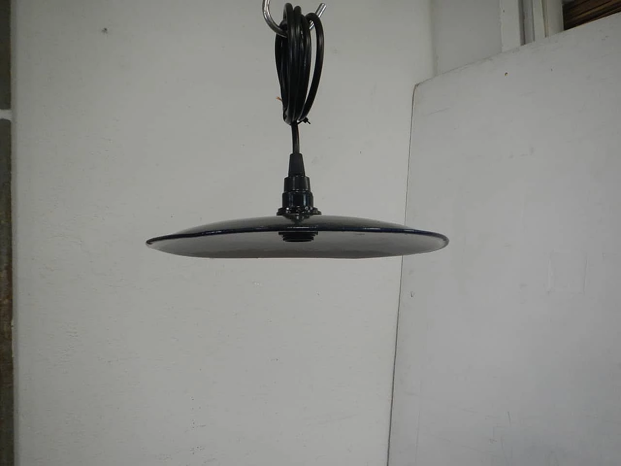 Lampada da soffitto in metallo nero e bianco, anni '40 1