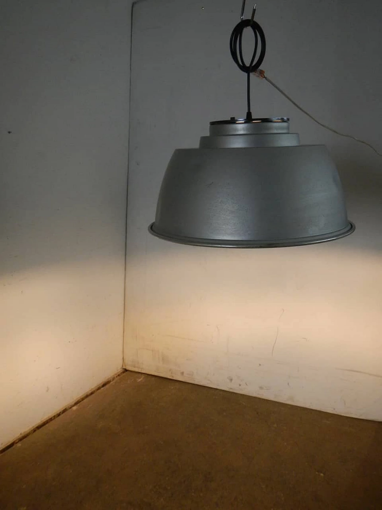 Lampada industriale D481950 a campana in alluminio, anni '50 8
