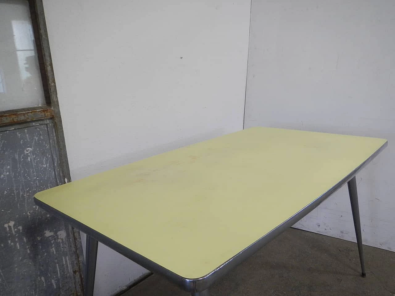 Tavolo in metallo e formica gialla, anni '50 4