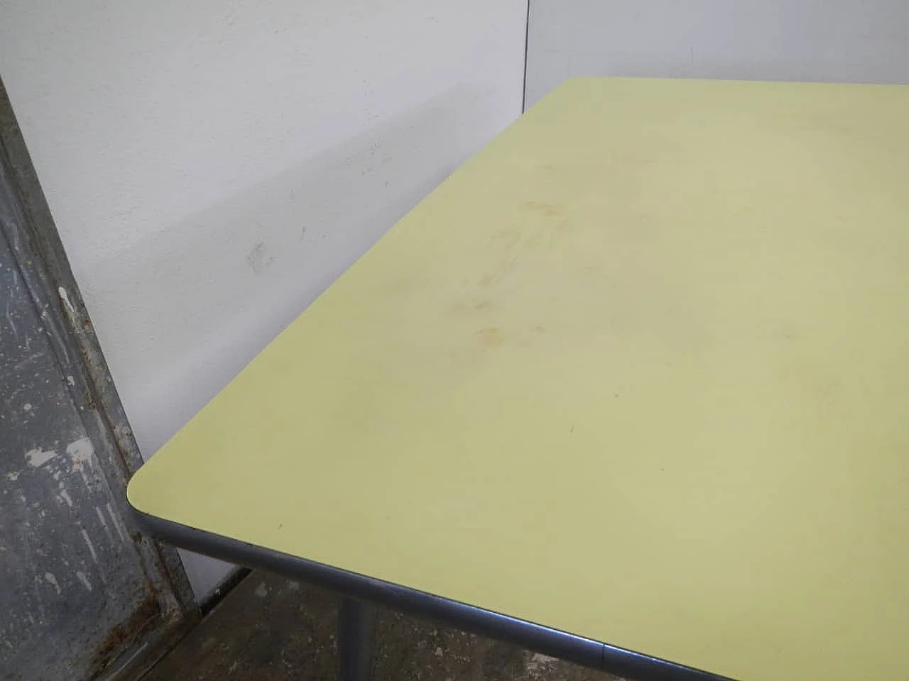 Tavolo in metallo e formica gialla, anni '50 5