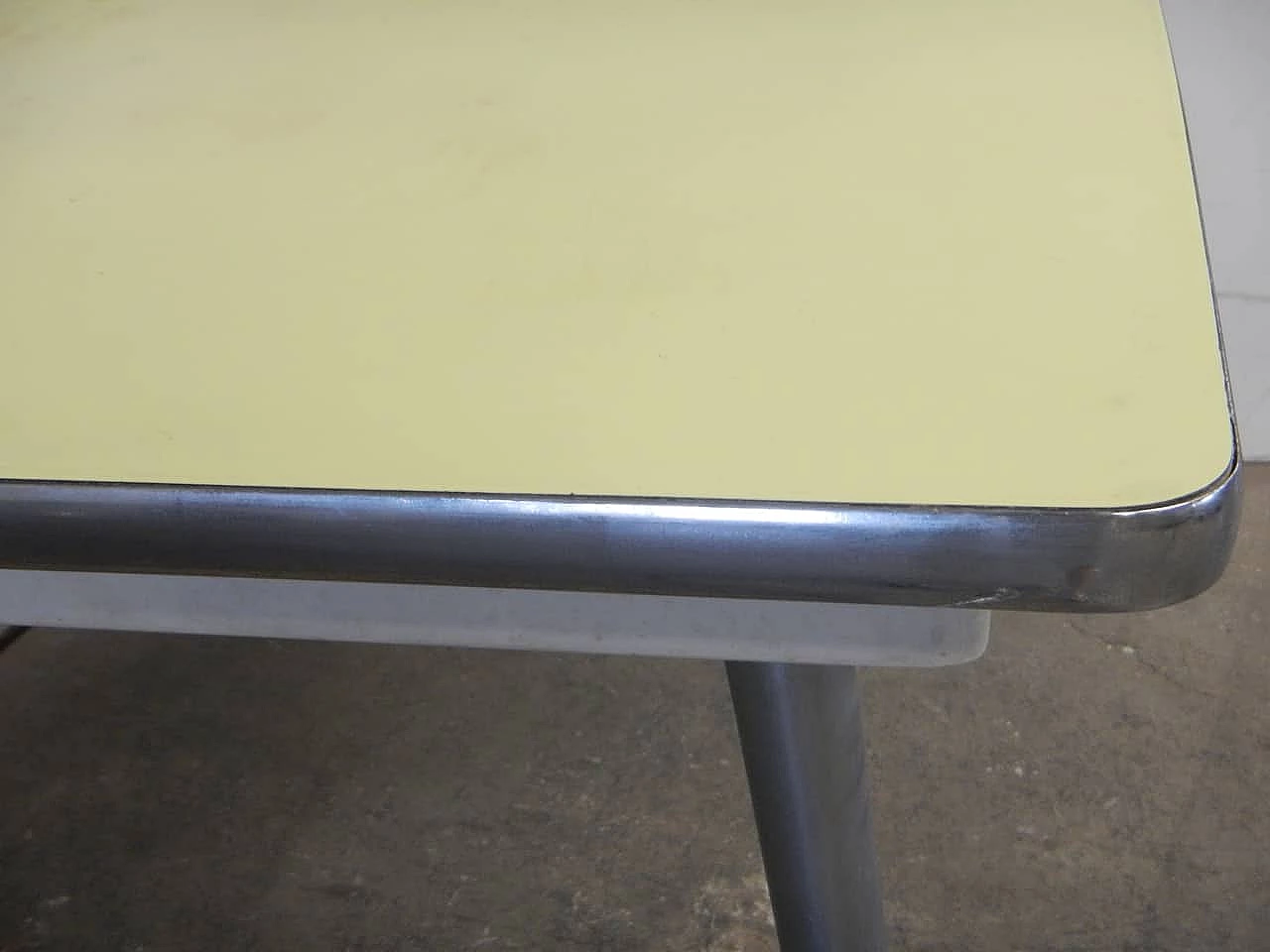 Tavolo in metallo e formica gialla, anni '50 7