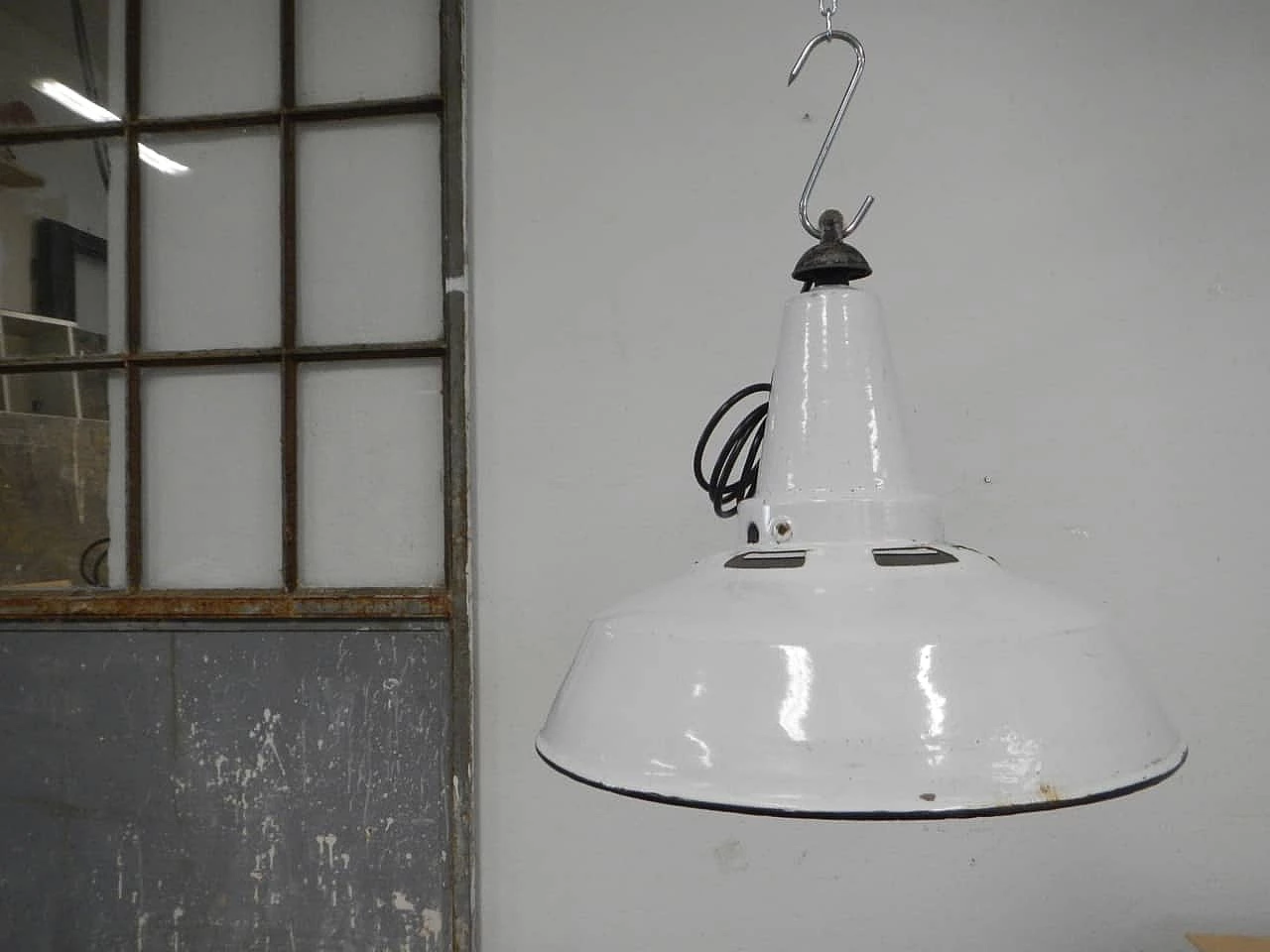 Lampada a sospensione in metallo bianco, anni '50 1