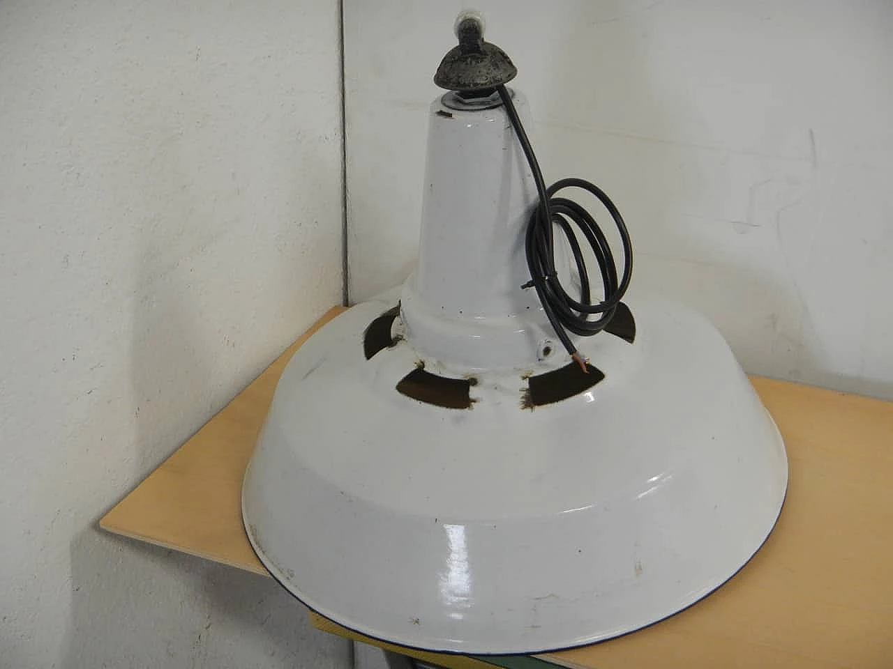 Lampada a sospensione in metallo bianco, anni '50 2