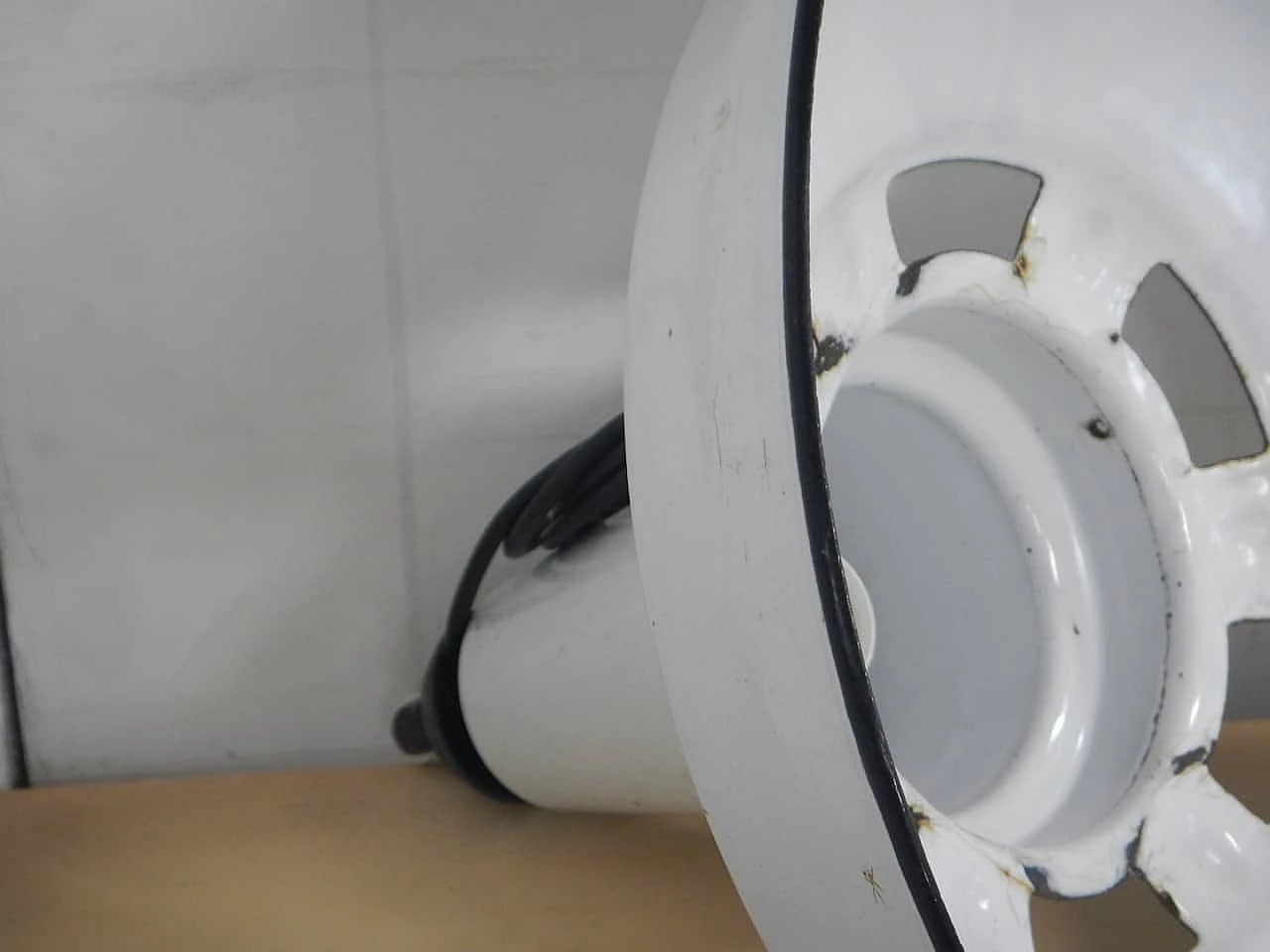 Lampada a sospensione in metallo bianco, anni '50 4