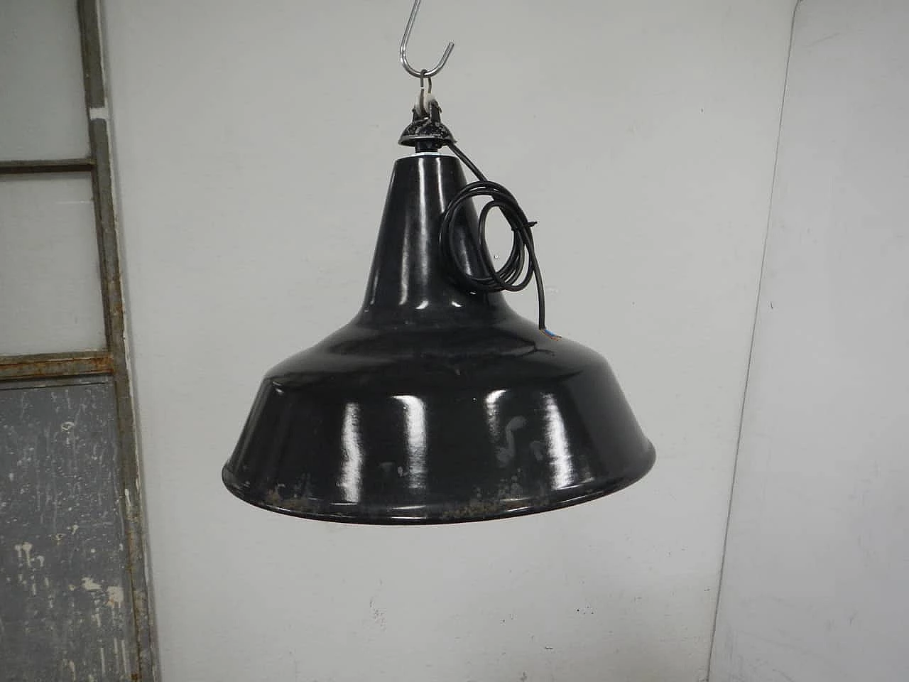 Lampada a sospensione in metallo nero con interno bianco, anni '40 1