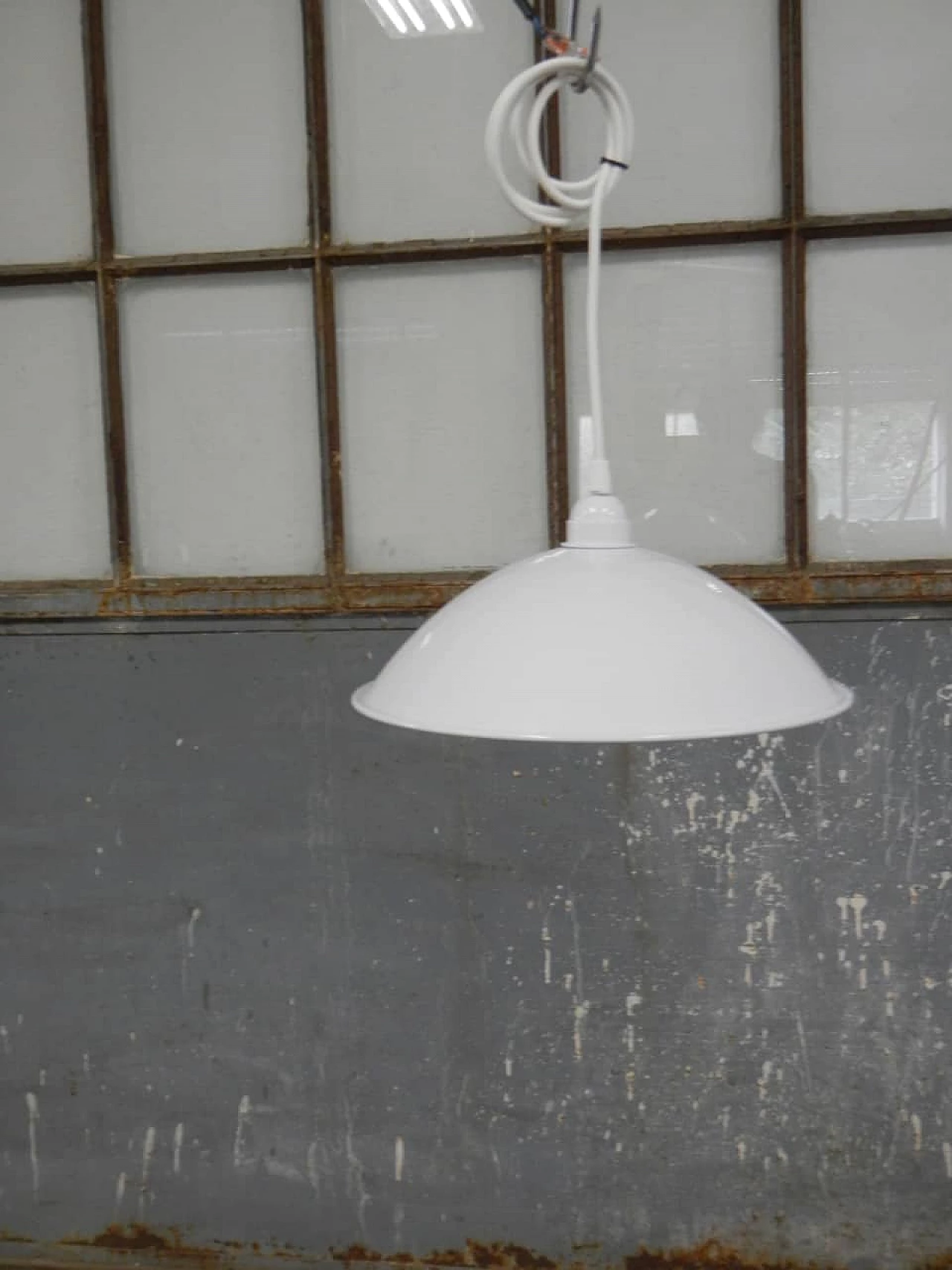 Lampada a sospensione in metallo smaltato bianco, anni '80 1