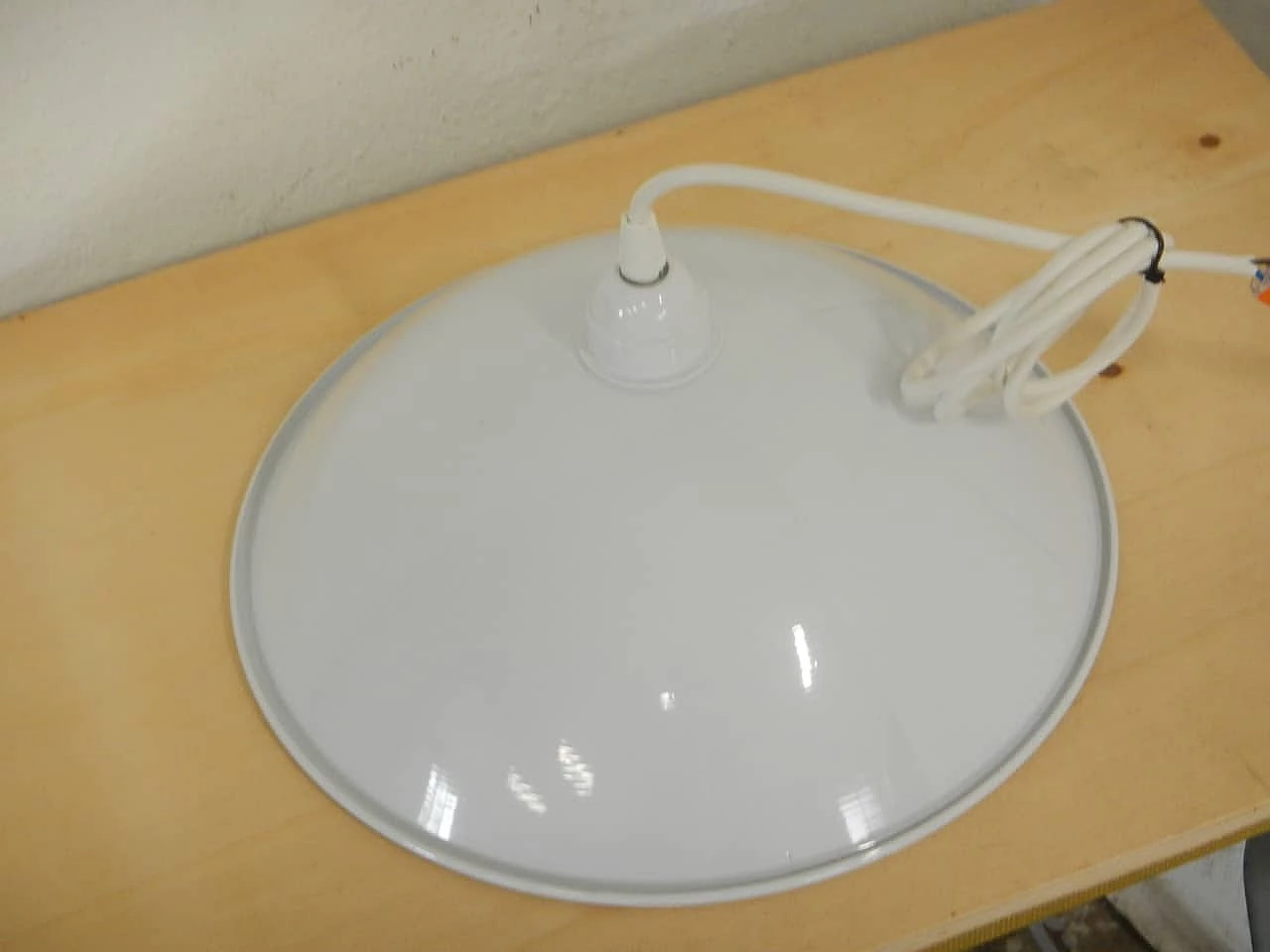 Lampada a sospensione in metallo smaltato bianco, anni '80 3
