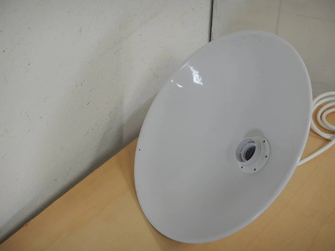 Lampada a sospensione in metallo smaltato bianco, anni '80 5