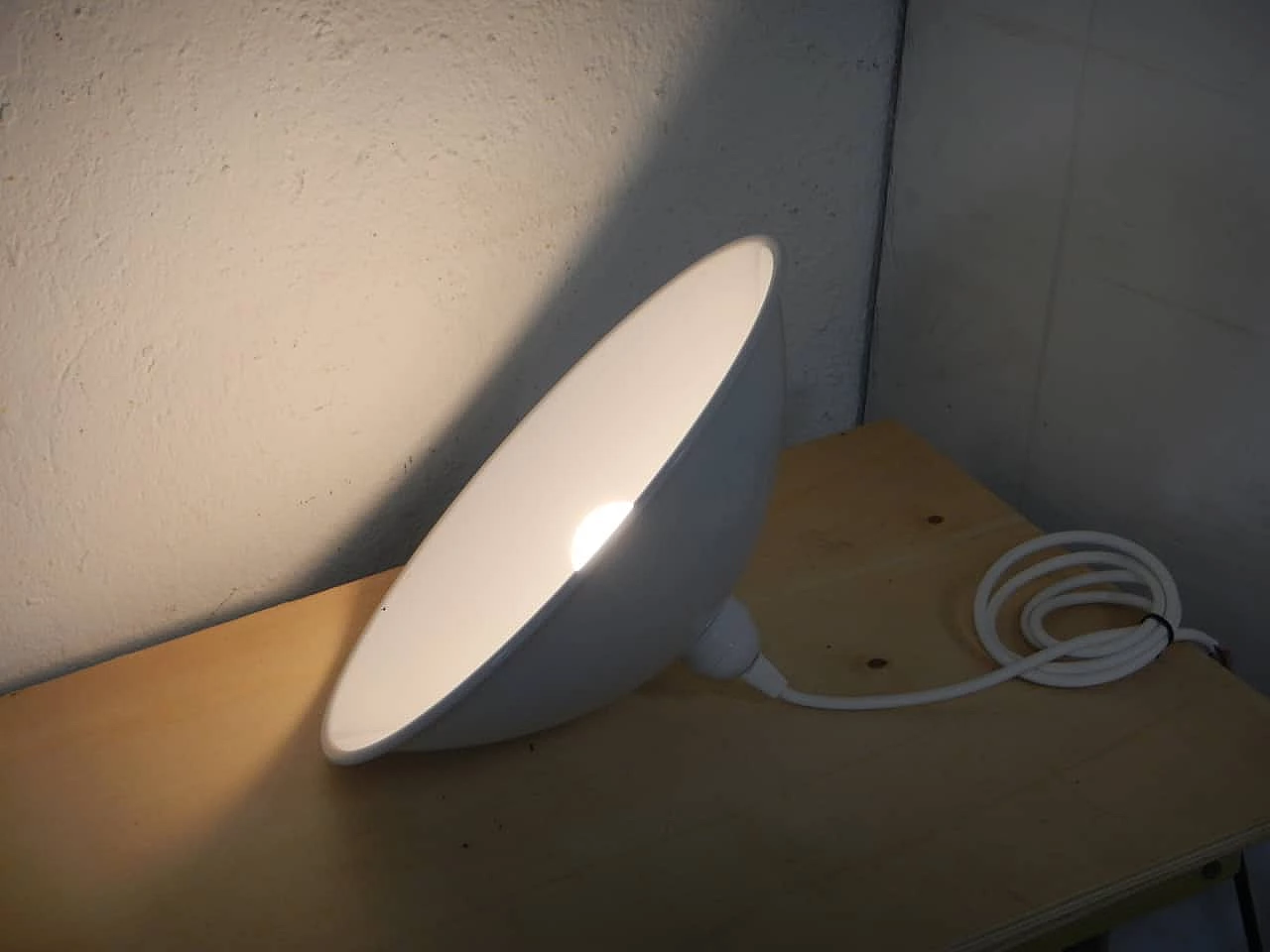 Lampada a sospensione in metallo smaltato bianco, anni '80 8
