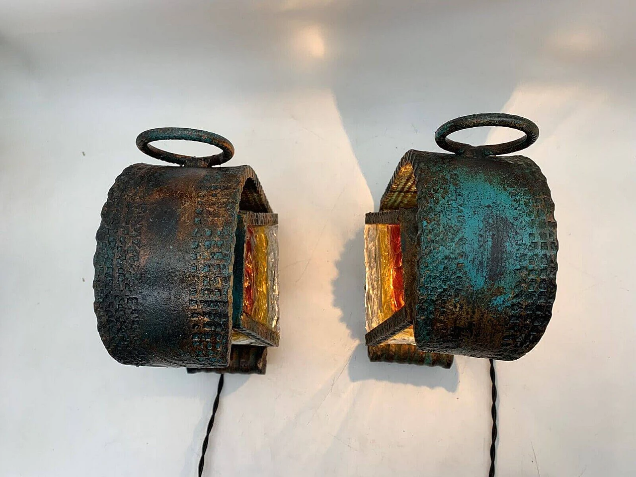 Coppia di lampade da tavolo in vetro e ferro battuto di Longobard, anni '70 2