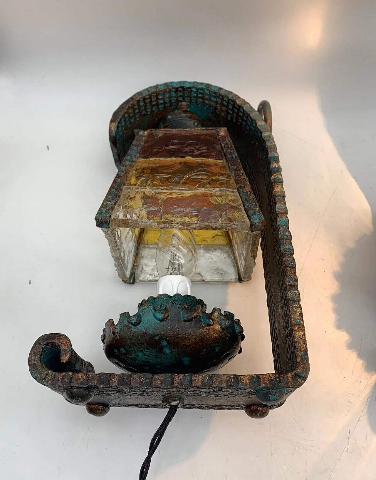 Coppia di lampade da tavolo in vetro e ferro battuto di Longobard, anni '70 3