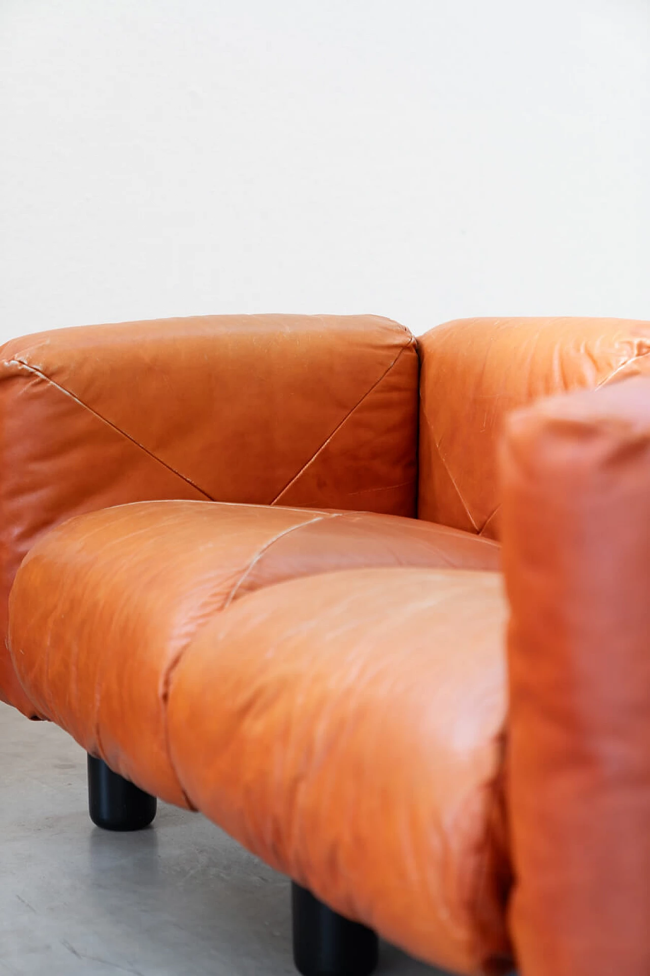 Coppia di divani e pouf Techniform in pelle arancione di Mario Marenco per Arflex, anni '70 1373383