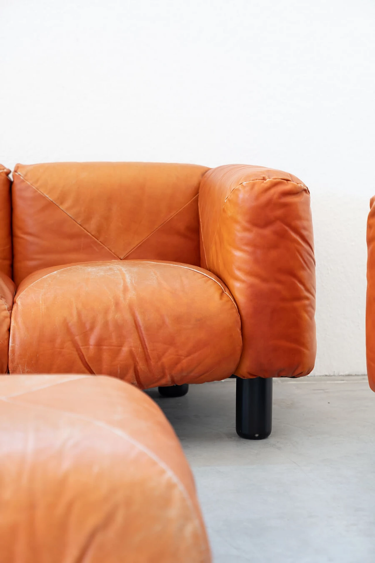 Pair of Techniform sofas and pouf in orange leather by Mario Marenco for Arflex, 1970s 1373384