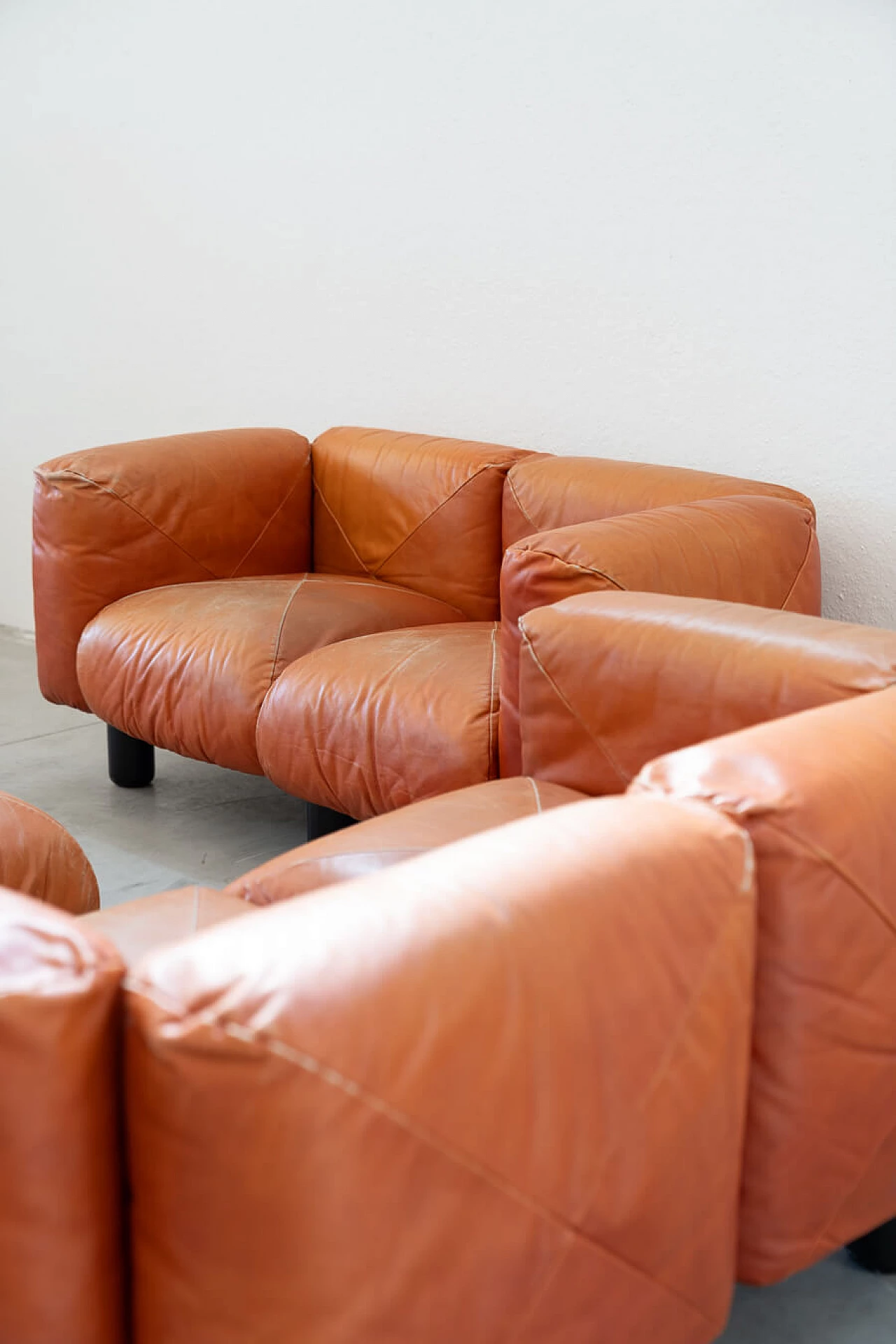 Pair of Techniform sofas and pouf in orange leather by Mario Marenco for Arflex, 1970s 1373394