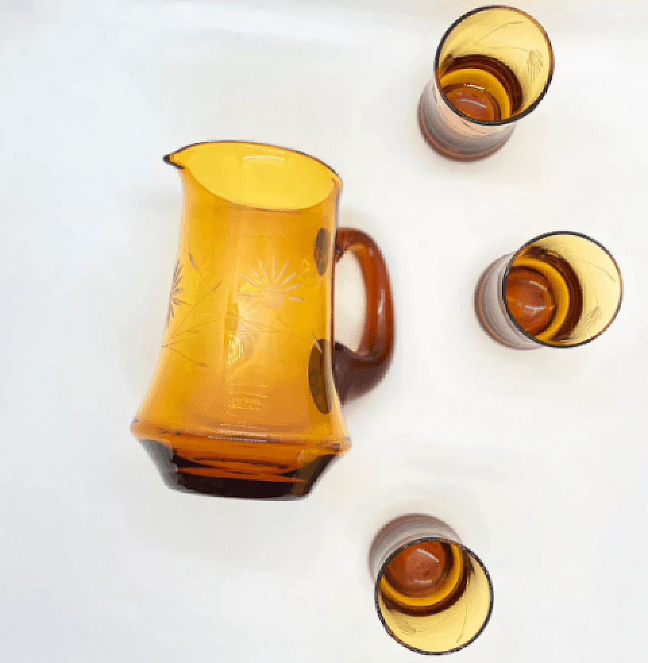 6 Bicchieri e brocca in vetro ambrato di Huta Szkła Laura, anni '70 10