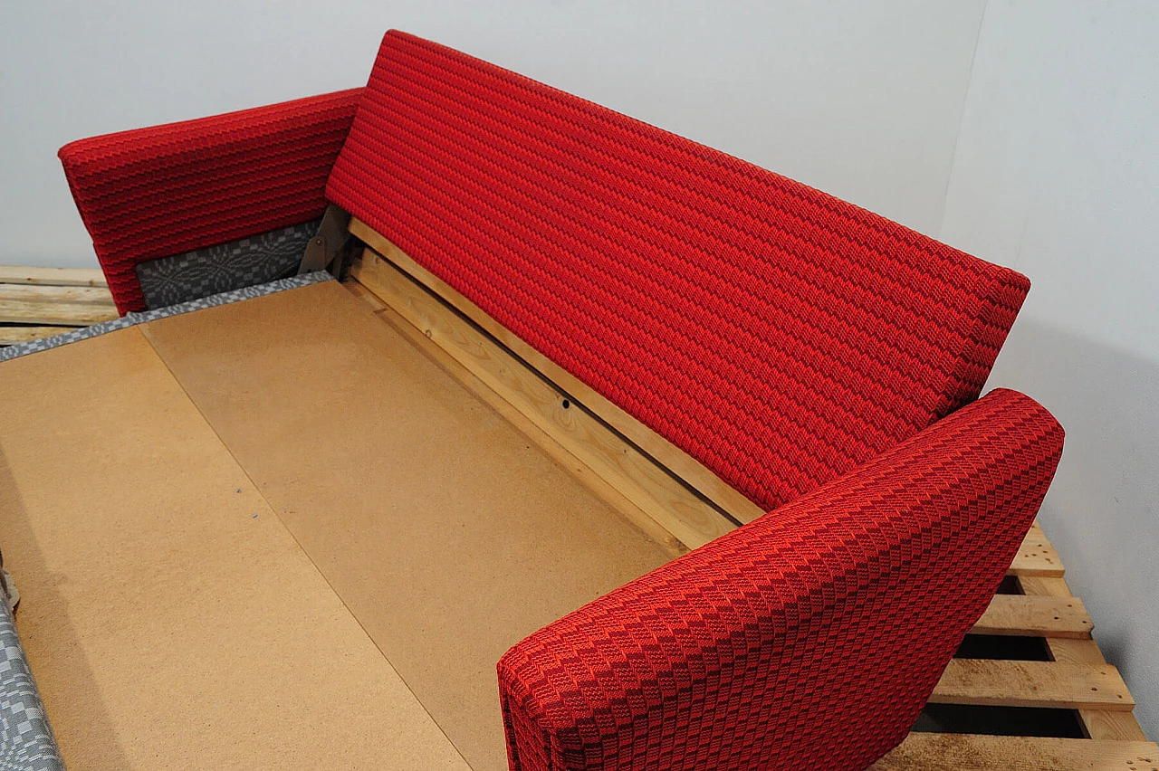 Divano e coppia di poltrone cecoslovacchi in tessuto rosso, anni '70 5