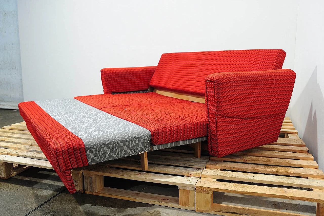 Divano e coppia di poltrone cecoslovacchi in tessuto rosso, anni '70 6
