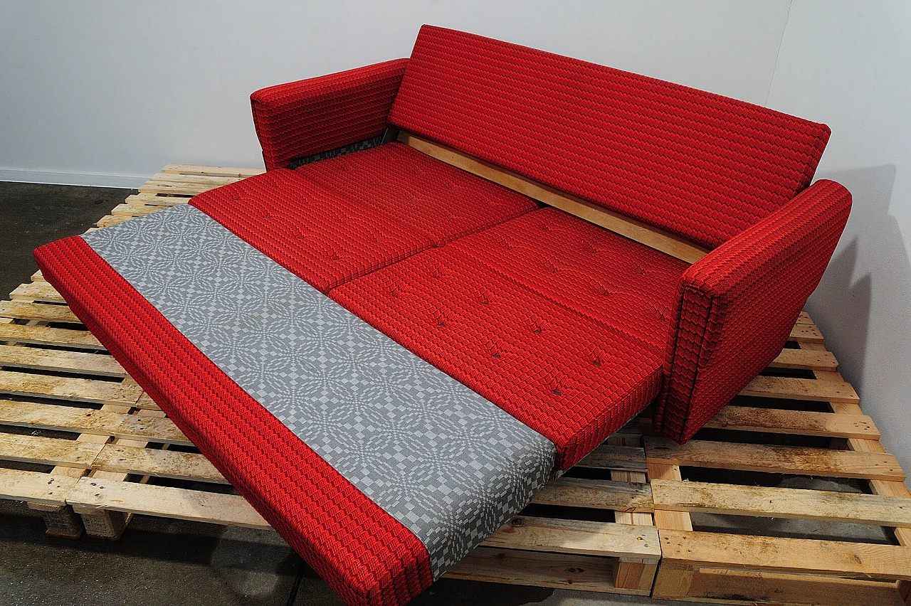 Divano e coppia di poltrone cecoslovacchi in tessuto rosso, anni '70 7