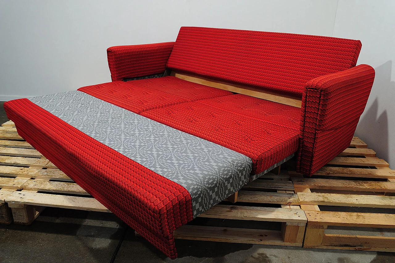 Divano e coppia di poltrone cecoslovacchi in tessuto rosso, anni '70 8
