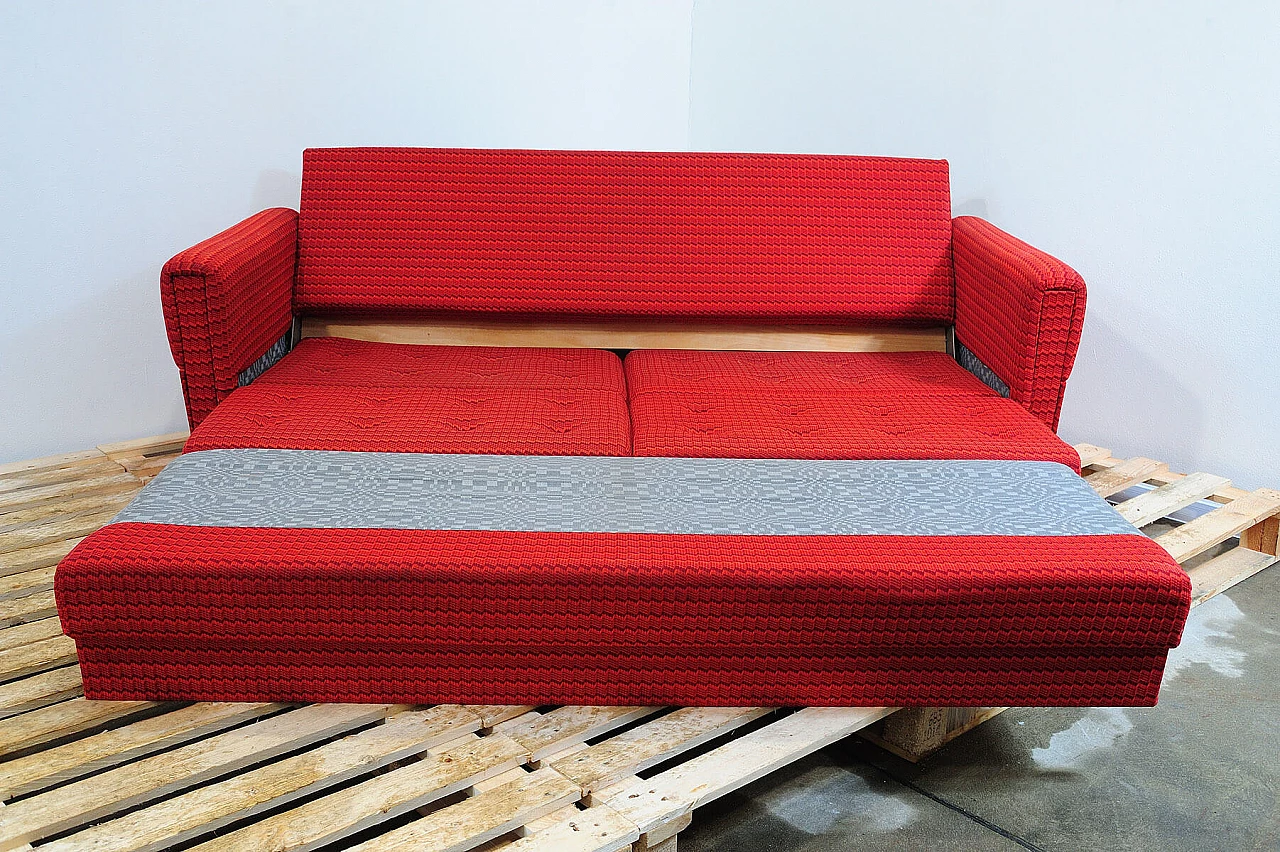 Divano e coppia di poltrone cecoslovacchi in tessuto rosso, anni '70 9